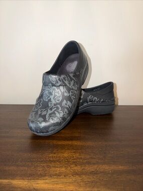 Crocs Women's Neria Pro II Graphic Clogs Metallic Gray Roses And Black Size 10
